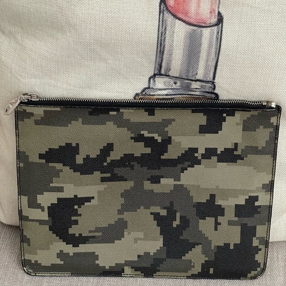 ⭐️Givenchy⭐️Digital Camo Print Zip Pouch/Clutch⭐️Always Authentic⭐️SO CLEAN⭐️ - Picture 1 of 11